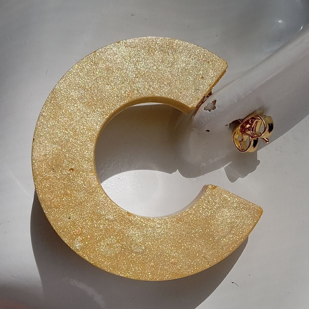 Yellow resin hoop earrings - Picture 2 of 3